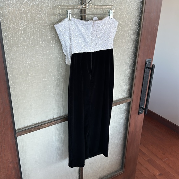 Badgley Mischka
Sequined Rose Velvet Midi Dress size 8 - Picture 15 of 15